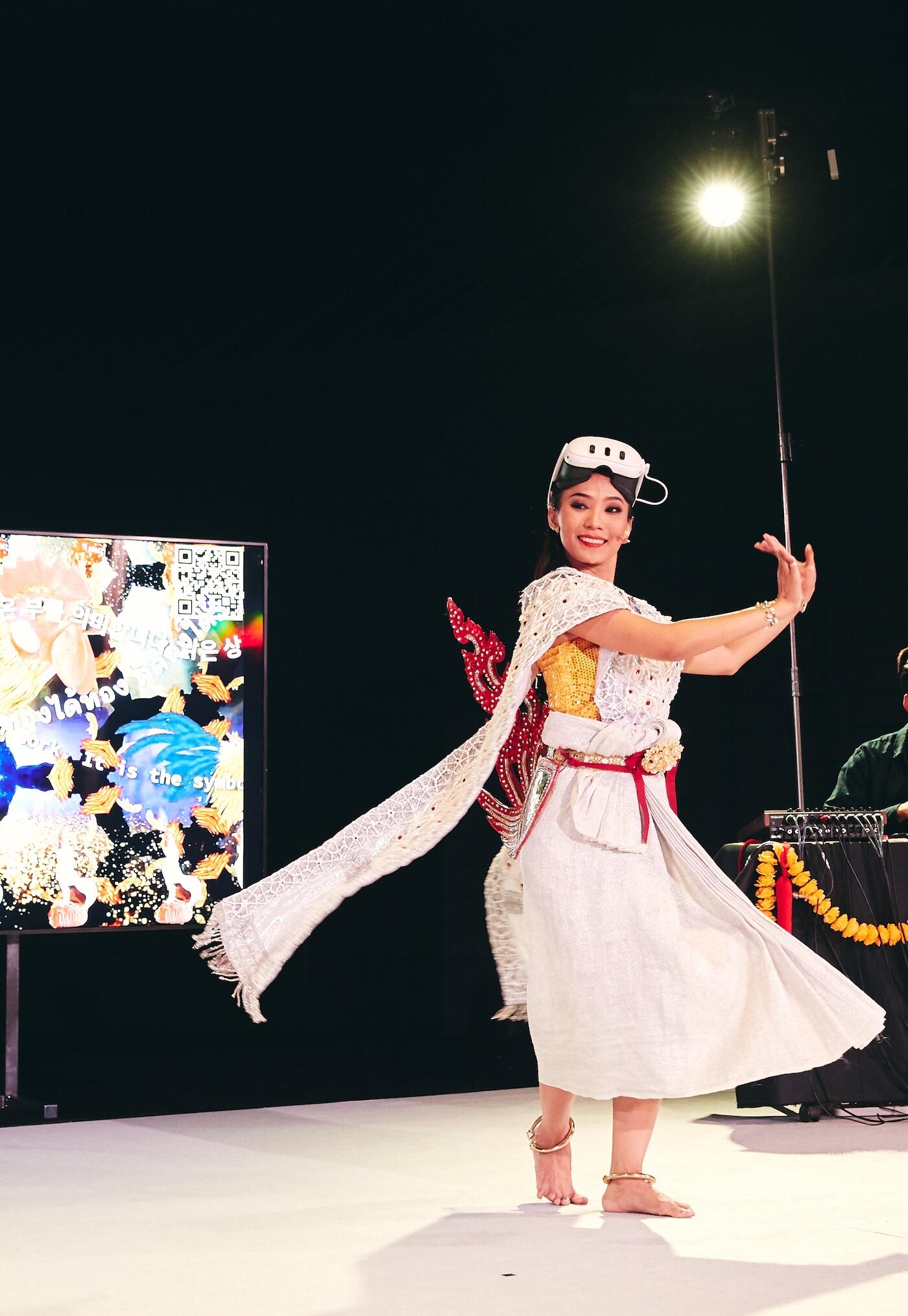 Kornkarn Rungsawang, MALI BUCHA: Dance Offering, 2024. Performance view at Leeum Museum of Art, Seoul. Courtesy: Leeum Museum of Art, Seoul. Photograph: Yeonje Kim