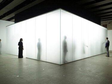 Blind Light, Hayward Gallery, 2007, fluorescent light, water, ultrasonic humidifiers, toughened low iron glass, aluminium, 3200 × 9785 × 8565 mm. Installation view, Hayward Gallery, London, 2007. Photograph by Stephen White, London.