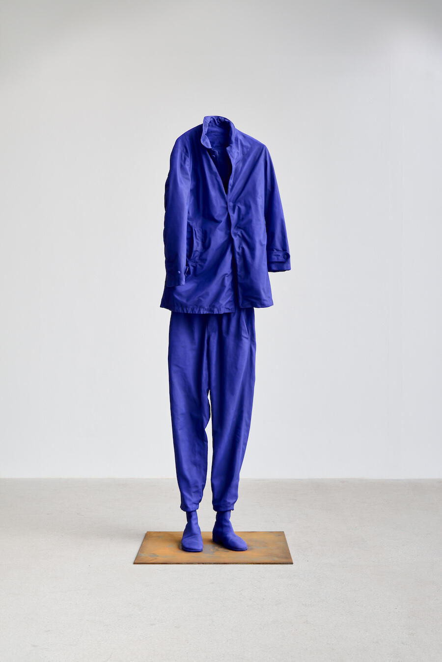 Erwin Wurm, Ghost (Substitutes), 2022. Aluminium, paint, 300 × 87 × 56 cm. © Erwin Wurm / Bildrecht, Wien 2025. Courtesy: Thaddaeus Ropac. Photo: Markus Gradwohl