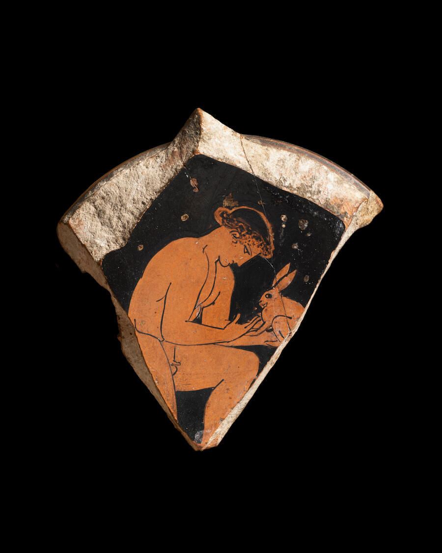 Eretria Painter, Greek Red-figure Fragment, 440–430 BCE. Terracotta, 5 × 5 cm. Courtesy: Charles Ede