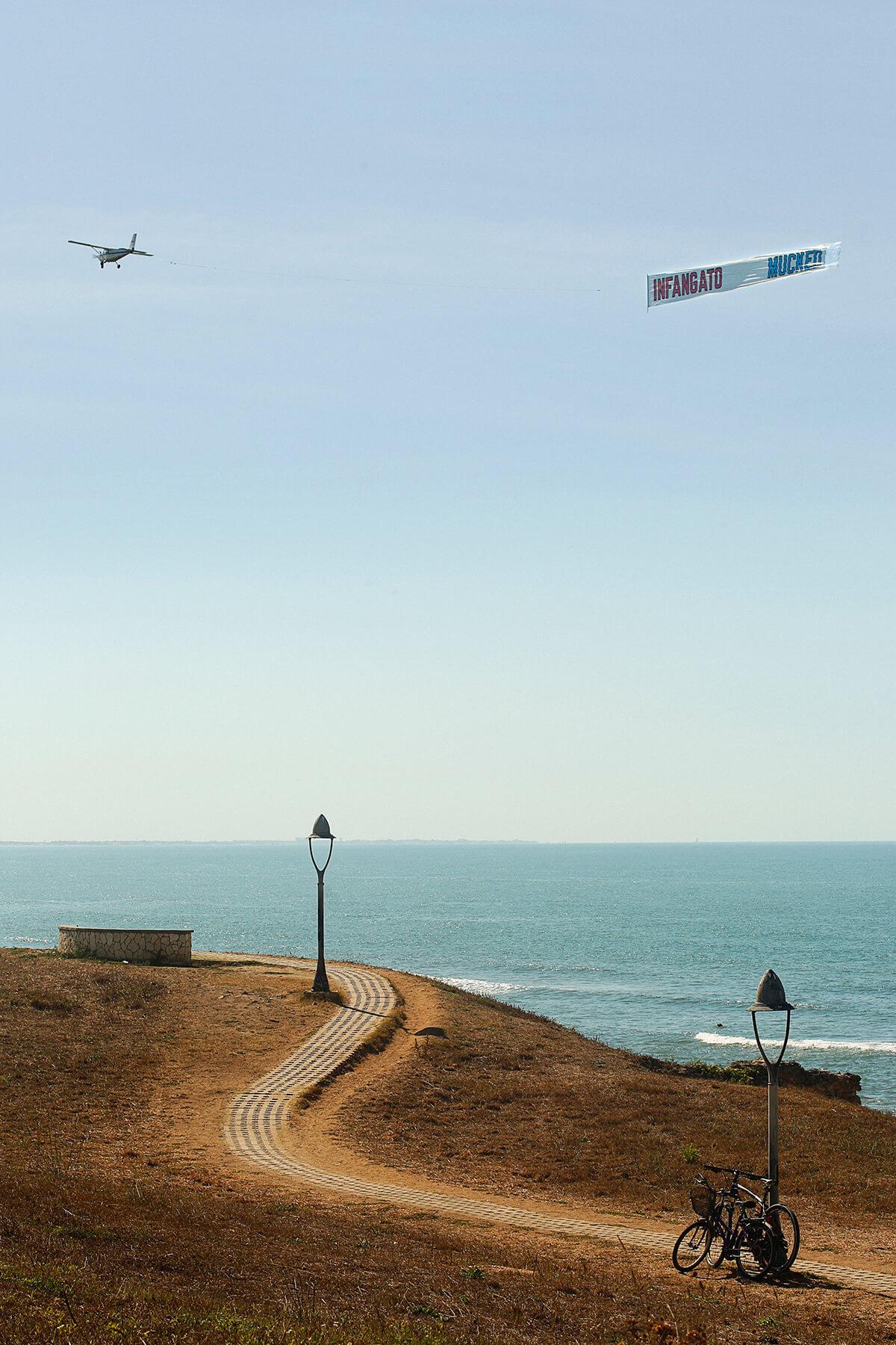 Lawrence Weiner, Traces