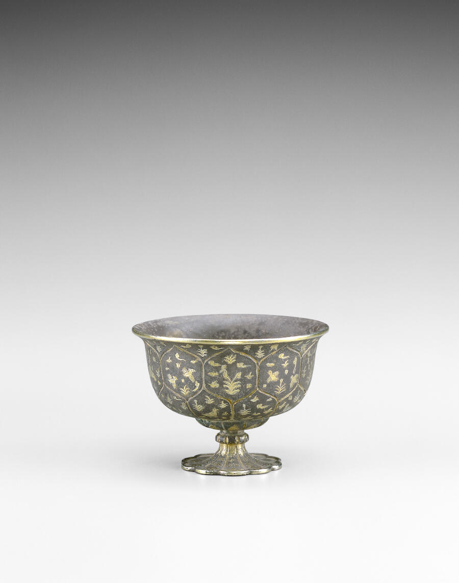 Parcel-gilt stem cup China. Tang Dynasty (618-907) Ht 5cm – Diam. 6.8cm Photo: Studio R. Asselberghs – Frédéric Dehaen”