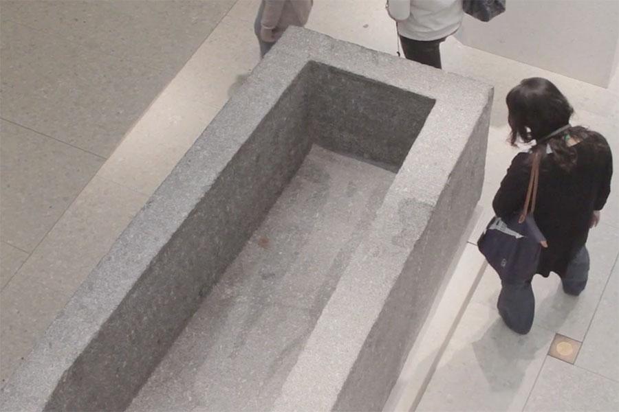 Dave McKenzie, Old Man/Sarcophagus, 2013. Courtesy: the artist and Vielmetter Los Angeles
