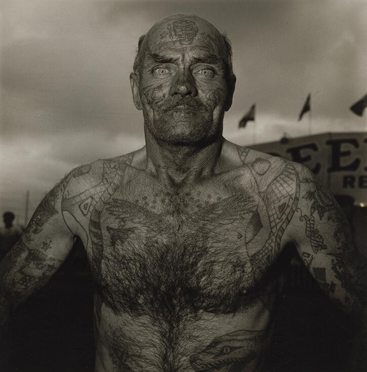 diane-arbus-tattooed-man-at-a-carnival