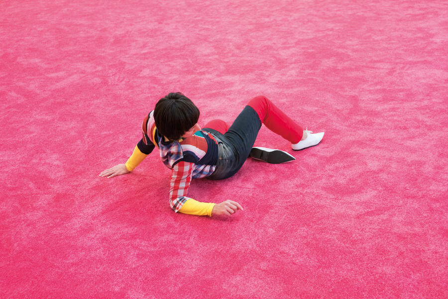 Maria Hassabi, STAGING: Solo #2, 2017, live installation view, Kunstsammlung Nordrhein-Westfalen, Düsseldorf. Performer: Hristoula Harakas. Courtesy: © the artist; photograph: © Tino Kukulies