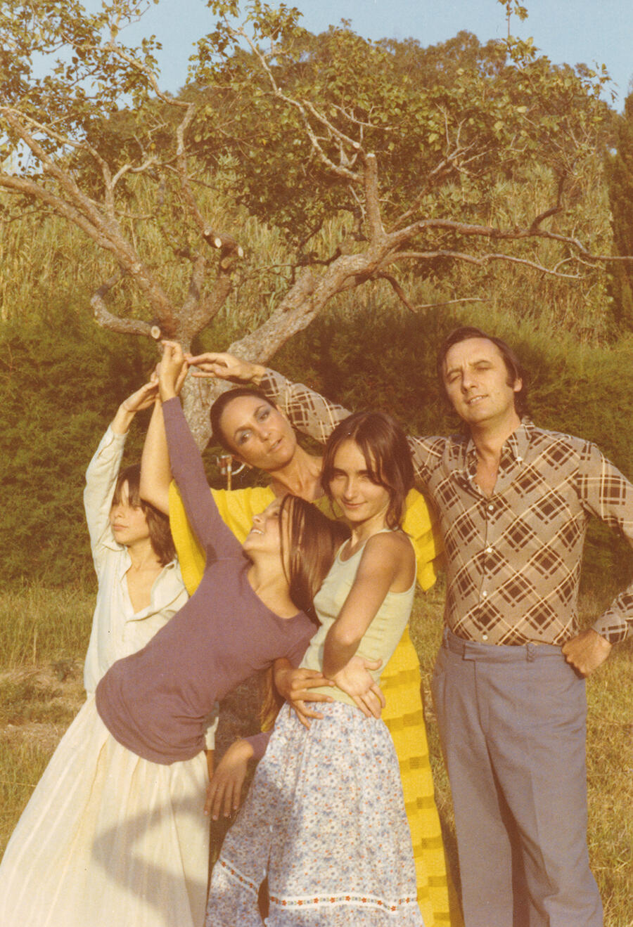 Paula Rego, her husband Victor Willing and their three children pose in front of a tree