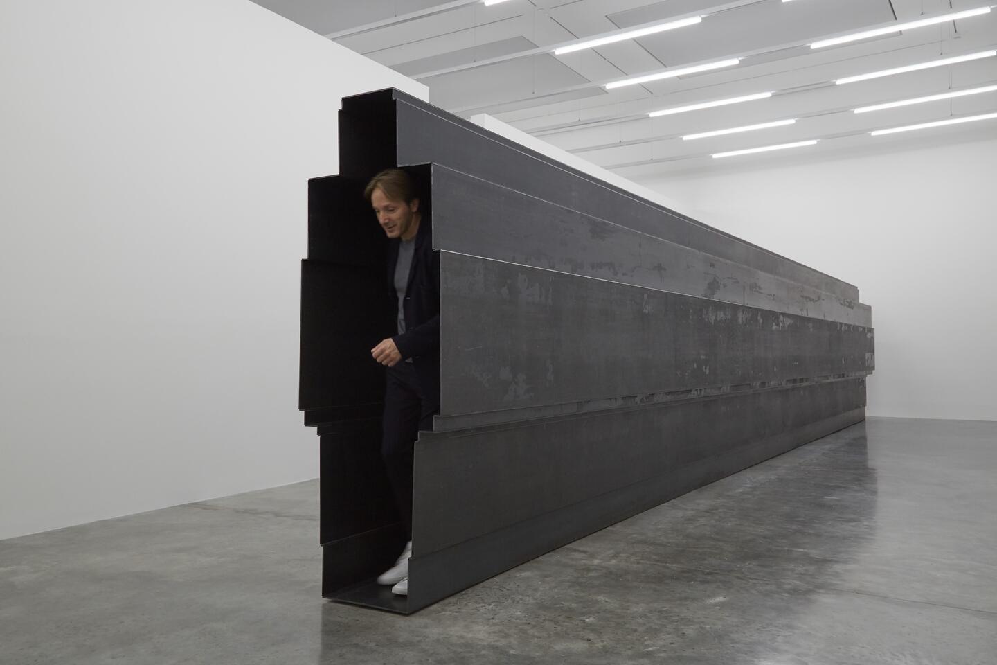 Fit, White Cube Bermondsey, London, England, 2016. Passage, 2016, 6 mm weathering steel, 202 × 72.2 × 1198 cm. Photograph by Ben Westoby, White Cube.