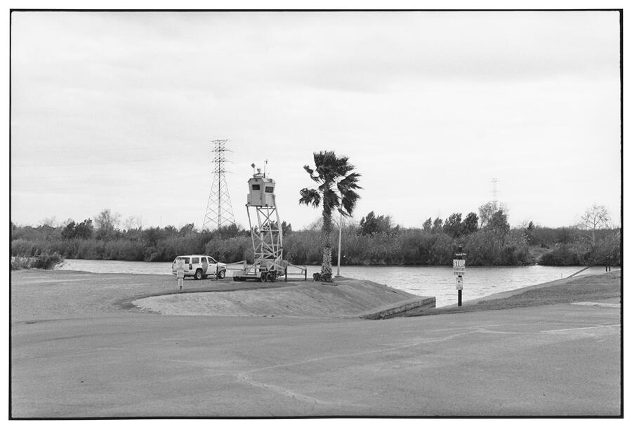 zoe-leonard-al-rio-to-the-river-police